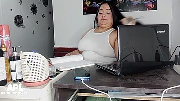 Llego a mi oficina y le doy un rico masaje a mi compañera y me la termino follando en la oficina - Parte 1