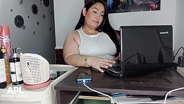 Llego a mi oficina y le doy un rico masaje a mi compañera y me la termino follando en la oficina - Parte 1