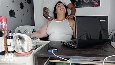 Llego a mi oficina y le doy un rico masaje a mi compañera y me la termino follando en la oficina - Parte 1
