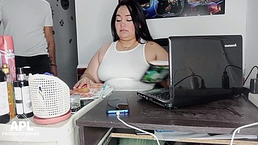 Llego a mi oficina y le doy un rico masaje a mi compañera y me la termino follando en la oficina - Parte 1