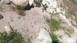 Alex Chandler yang berpenis besar melakukan hubungan seks anal tanpa kondom dengan oral seks, masturbasi, dan ejakulasi.