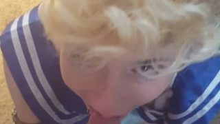 Косплеер Сейлор Мун в любительском видео сосет член в видео от первого лица с зеркалом позади нее