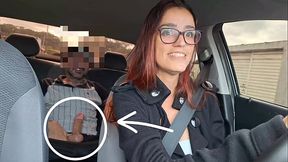 Mulher motorista de aplicativo pega passageiro se masturbando por tr&aacute_s!