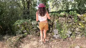 Een hete brunette in het openbaar met haar sexy benen en blote kont.