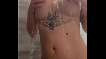 Une douche aussi chaude que moi tu as envie de me rejoindre et me mettre ta ...