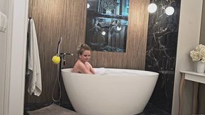 Fingering In Luxury Bubble Bath
