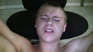 Dövme yaptırmış genç eşcinsel erkekler, ateşli oral seksin ardından korunmasız cinsel ilişkiye giriyorlar.