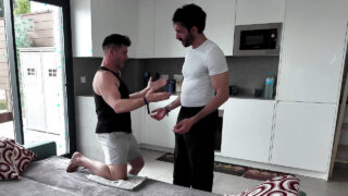 Kaksi amatööriä miestä hierovat ja imevät toistensa isoja kullia ja sitten panevat kovaa