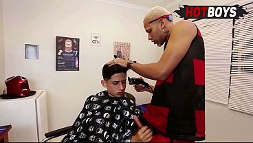 Dando o cu pro barbeiro pirocudo