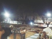 chica pide sexo en publico en vías del tren nos miran follar los pasajeros y personas camión y auto