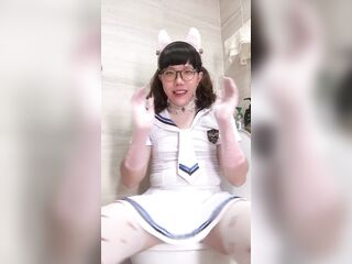 伪娘在厕所尿得一塌糊涂whie uniform pee pissing a mess and eat own cum