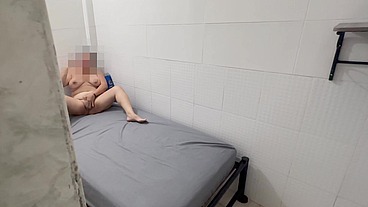 DESCUBRO A MI CUÑADA FROTANDOSE EL COÑO Y ME HAGO UNA PAJA