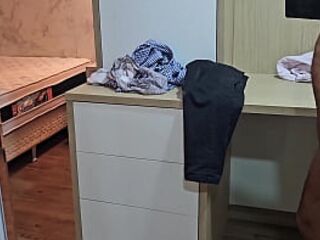 I caught my wife in the mirror with the delivery male in our apartment