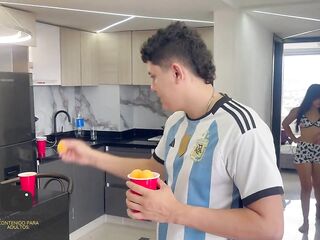 Lo que empezó como un elementary juego de hermanastros termino con una follada y una corrida en su coño.