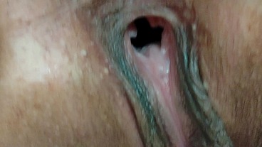 Olha minha buceta de pertinho,veja como sou arrombada,vocês gostam de uma buceta assim?
