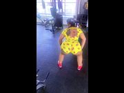 De roupinha de academia rebolando