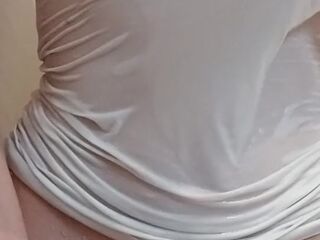 Sexy sotto la doccia ~ canottiera bagnata e grossi capezzoli duri
