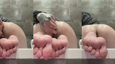 Inked babe masturbating in the bathtub