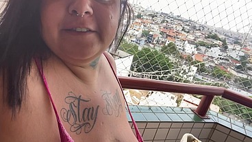 Bbw se exibiu piscou o cuzinho e gozou na sacada do seu apartamento - Mary Jhuana