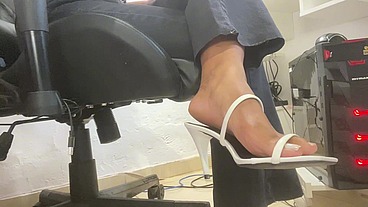 A secretária de sandália mostrando o seu pezinho sexy