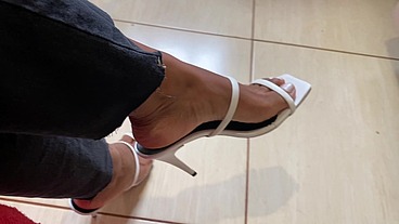 A secretária de sandália mostrando o seu pezinho sexy