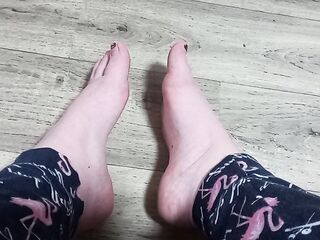 Very cute legs and toes