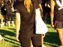 big ass blonde in leggings at concert