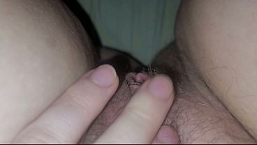 Menstruada mostra absorvente cheio de sangue