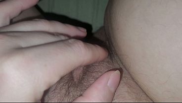 Menstruada mostra absorvente cheio de sangue