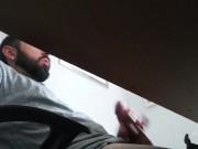 Me masturbo con mi familia en casa