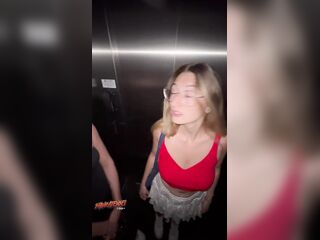 Three-some in ascensore nel centro commerciale