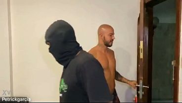 O hetero sigiloso do pr&eacute_dio me chamou para gozar dentro do meu cuzinho de tanto tes&atilde_o gozei sem por a m&atilde_o no meu pau