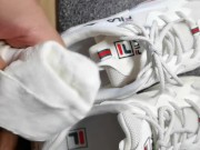 Cum on FILA shoes 射进美女的FILA运动鞋