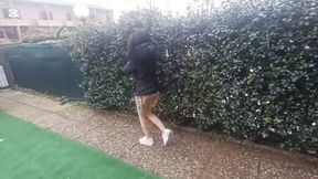 Miss Annika, si prepara per uscire a fare la spesa, scende le scale, si dirige verso la porta, vestita sportivo elegante nello stesso tempo sexi, col suo vestitino a fiori e scarpe da tennis. Esce dalla porta e di fretta inizia a correre, quando?...