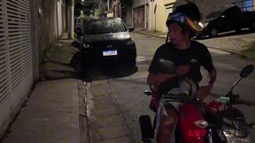 entregador safado mete forte no nerd virgem