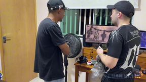 entregador safado mete forte no nerd virgem