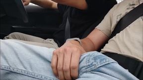 comecei a bater punheta do lado do motorista do uber e ele deixou eu pegar no pau dele