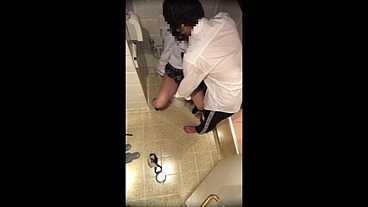 【素人】塾◯師に勉強教えて貰った後にトイ◯で激しくバックで突かれました。
