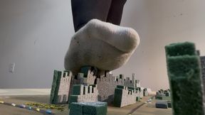 R6 giga giantess I taunts and squashes city in 2 day old sweaty socks