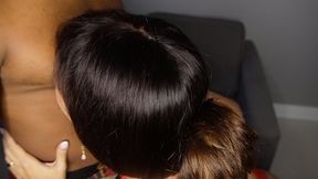 chupei o peito do negao e ele me fez gozar enchendo meu rabo de porra .