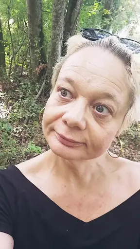 Volwassen MILF pijpt en pijpt een grote lul in het openbare bos