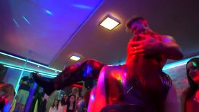 Geile Studentin in der Disco abgefickt