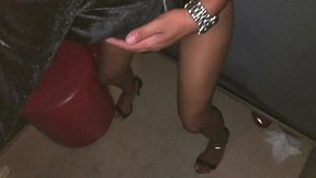 novinha aproveitando a gloryhole da casa de swing inner club