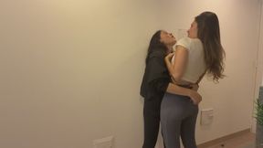 Mujeres untandoselo, frotando y tocando con aceite hasta el orgasmo