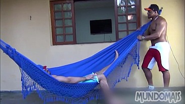 Casal viaja para comemorar dia dos namorados e transam a noite inteira sem camisinha