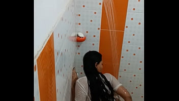 MI PRIMA SE BA&Ntilde_A Y ME PILLA GRABANDOLE LUEGO FOLLAMOS