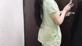 Desi girl ko oyo hotel me le jakar pakad ke pela