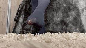 GIRL RIPPING HER SMELLY PANTYHOSE - MOV HD
