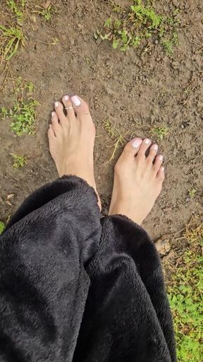 Come hither park bitch, Momma's big ass feet are filthy