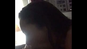 Eu tiro delicadamente o seu leite antes de dormir